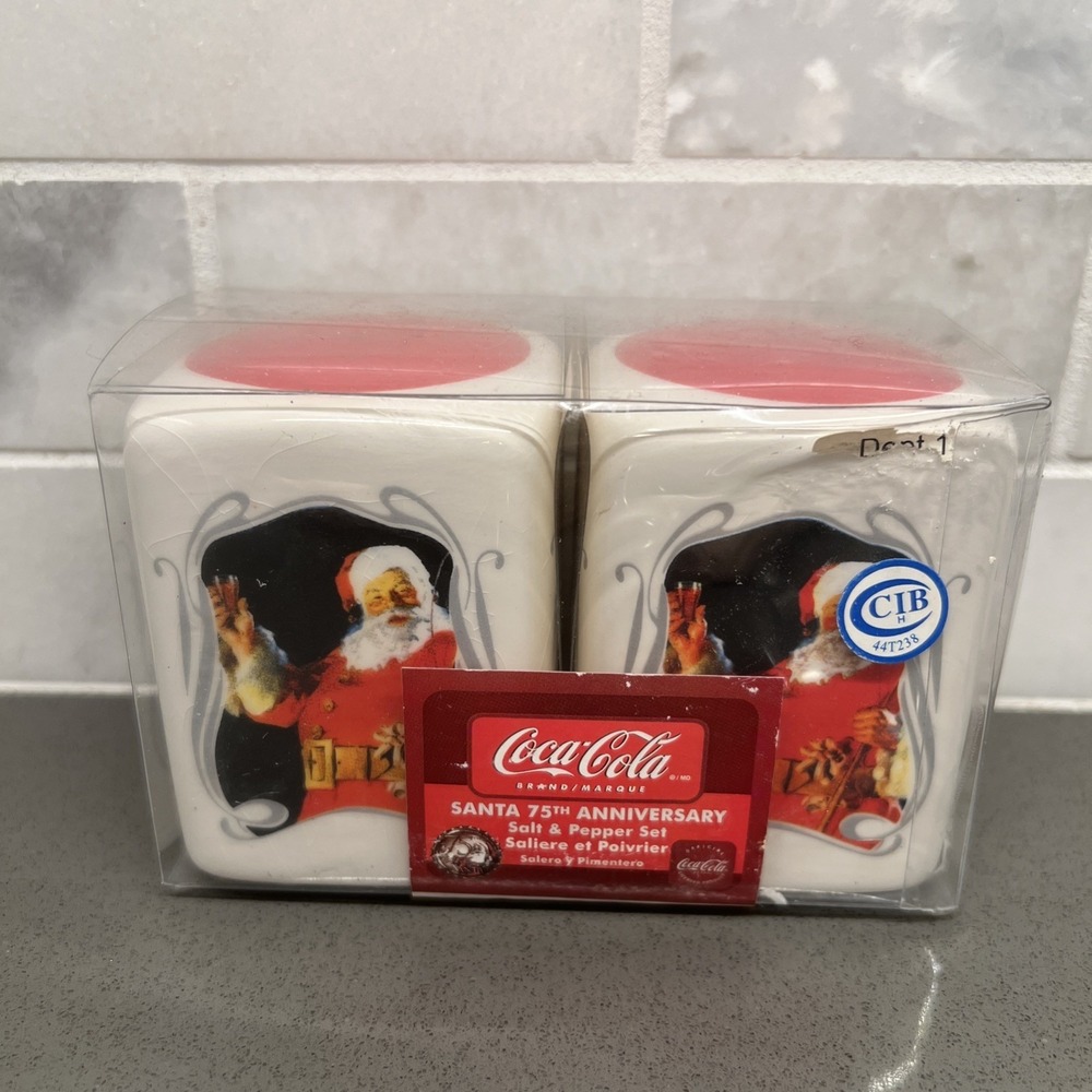 Santa coca-cola salt and pepper shakers. Gibson. New. Made in china.3 in. Porc